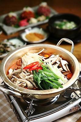 포토 JPG 그릇 접시 한식 음식 채소 고추 김치 마늘 육류 사람없음 아웃포커스 버섯 냄비 버너 뚝배기 찜 팽이버섯 파 갈비찜 매운갈비찜 국내포토 식기 식재료 촬영기법 솥 갈비 파일형식