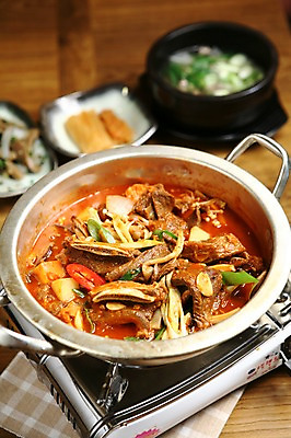포토 JPG 그릇 접시 한식 음식 고추 김치 마늘 육류 사람없음 아웃포커스 냄비 버너 뚝배기 찜 파 갈비찜 매운갈비찜 국내포토 식기 채소 식재료 촬영기법 솥 갈비 파일형식