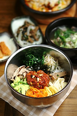 포토 JPG 그릇 접시 한식 음식 채소 호박 육류 사람없음 아웃포커스 계란 당근 소고기 대접 뚝배기 비빔밥 잣 육회 묵 도토리묵 숙주나물 육회비빔밥 국내포토 식기 식재료 뿌리채소 촬영기법 생고기 알 견과류 나물 파일형식