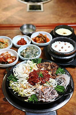 포토 JPG 그릇 접시 한식 음식 채소 밥 반찬 양파 김치 육류 사람없음 아웃포커스 양념 고추장 가스레인지 냄비 뚝배기 오징어 철판 콩나물 전골 부추 돌솥 계란찜 당면 영양밥 국내포토 식기 식재료 연체동물 촬영기법 수중동물 가전제품 레인지 솥 계란요리 찜 나물 파일형식