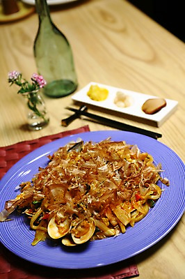 포토 JPG 그릇 접시 꽃 음식 젓가락 조개 사람없음 아웃포커스 꽃병 면류 면 병 볶음 우동 락교 가츠오부시 볶음면 볶음우동 일본음식 국내포토 식물 식기 식재료 어패류 촬영기법 수저 염교 파일형식