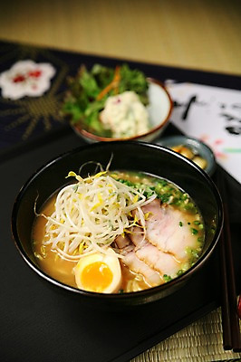 포토 JPG 그릇 음식 젓가락 육류 사람없음 아웃포커스 계란 라멘 라면 면류 면 뚝배기 삶은계란 미소라멘 숙주나물 일본음식 차슈 국내포토 식기 식재료 촬영기법 수저 돼지고기 알 계란요리 나물 파일형식