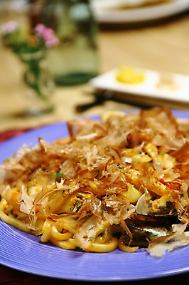 포토 JPG 그릇 접시 꽃 음식 조개 근접촬영 사람없음 아웃포커스 면류 면 볶음 우동 홍합 가츠오부시 볶음면 볶음우동 일본음식 국내포토 식물 식기 뷰포인트 식재료 어패류 촬영기법 파일형식