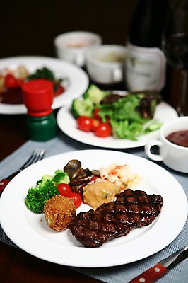 포토 JPG 그릇 접시 음식 포크 채소 방울토마토 서양음식 육류 스테이크 사람없음 아웃포커스 샐러드 소고기 수프 브로콜리 크로켓 국내포토 식기 토마토 식재료 촬영기법 튀김 파일형식