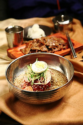 포토 JPG 그릇 접시 한식 음식 젓가락 여름음식 오이 육류 사람없음 아웃포커스 계란 얼음 대접 면류 면 고명 양념 고추장 무 깨 냉면 삶은계란 물냉면 제철음식 국내포토 자연요소 식기 채소 식재료 뿌리채소 촬영기법 수저 알 조미료 계란요리 제철 파일형식 여름_계절