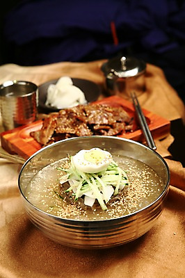 포토 JPG 그릇 접시 한식 음식 젓가락 여름음식 오이 육류 사람없음 아웃포커스 계란 얼음 대접 면류 면 고명 무 깨 냉면 삶은계란 물냉면 제철음식 국내포토 자연요소 식기 채소 식재료 뿌리채소 촬영기법 수저 알 조미료 계란요리 제철 파일형식 여름_계절