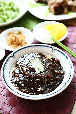 포토 JPG 그릇 접시 음식 젓가락 양파 오이 사람없음 아웃포커스 중식 면류 면 짜장면 단무지 춘장 국내포토 식기 채소 촬영기법 수저 조미료 파일형식