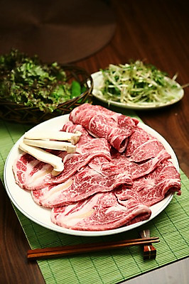 포토 JPG 그릇 접시 채소 식재료 젓가락 생고기 육류 사람없음 아웃포커스 버섯 소고기 상추 쌈 대나무발 파 파무침 국내포토 식기 촬영기법 수저 무침 파일형식