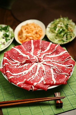 포토 JPG 그릇 접시 음식 식재료 젓가락 반찬 생고기 육류 사람없음 아웃포커스 소고기 대나무발 파 파무침 국내포토 식기 채소 촬영기법 수저 무침 파일형식