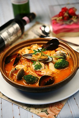 포토 JPG 그릇 접시 음식 포크 채소 조개 새우 파스타 서양음식 스파게티 사람없음 아웃포커스 선물상자 와인 숟가락 해물요리 면류 면 냄비 브로콜리 해산물 와인병 홍합 해물스파게티 홍합스파게티 국내포토 식기 병_용기 어패류 주류 촬영기법 수저 갑각류 선물 상자 솥 파일형식