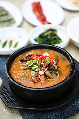 포토 JPG 그릇 접시 한식 음식 사람없음 아웃포커스 뚝배기 뼈다귀해장국 뼈해장국 우거지 국내포토 식기 촬영기법 해장국 파일형식