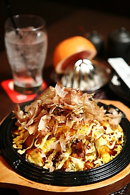 포토 JPG 접시 음식 오렌지 잔 사람없음 아웃포커스 컵 철판 가츠오부시 오코노미야끼 일본음식 국내포토 식기 과일 식재료 촬영기법 파일형식