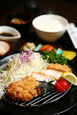 포토 JPG 그릇 접시 음식 단풍 채소 방울토마토 밥 나뭇잎 육류 사람없음 아웃포커스 샐러드 튀김 돈가스 레몬 양배추 일본음식 국내포토 식기 잎 토마토 과일 식재료 촬영기법 커틀릿 파일형식