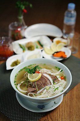 포토 JPG 그릇 접시 음식 채소 잔 육류 사람없음 아웃포커스 컵 대접 면류 면 병 레몬 물병 국수 파 동남아음식 베트남음식 숙주나물 쌀국수 국내포토 식기 과일 식재료 촬영기법 물통 나물 파일형식