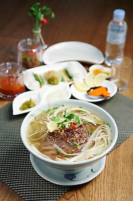 포토 JPG 그릇 접시 음식 채소 잔 육류 사람없음 아웃포커스 컵 대접 면류 면 병 레몬 물병 국수 파 동남아음식 베트남음식 숙주나물 쌀국수 국내포토 식기 과일 식재료 촬영기법 물통 나물 파일형식