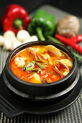 포토 JPG 그릇 한식 음식 채소 고추 조개 피망 마늘 사람없음 아웃포커스 찌개 뚝배기 두부 파 순두부 순두부찌개 국내포토 식기 어패류 촬영기법 파일형식