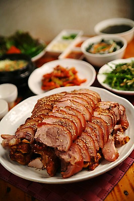 포토 JPG 그릇 접시 한식 음식 식탁 반찬 육류 돼지고기 사람없음 아웃포커스 깨 족발 국내포토 식기 식재료 탁자 촬영기법 조미료 파일형식