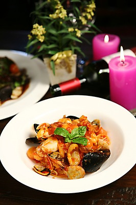포토 JPG 식물 그릇 접시 화분 음식 초 촛불 조개 파스타 서양음식 스파게티 사람없음 아웃포커스 와인 해물요리 면류 면 허브 해산물 와인병 홍합 바질 해물스파게티 국내포토 식기 병_용기 어패류 주류 촬영기법 파일형식