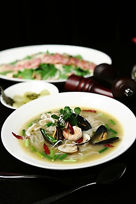 포토 JPG 그릇 접시 음식 포크 채소 고추 조개 새우 사람없음 아웃포커스 숟가락 면류 면 국수 피클 양념통 홍합 동남아음식 베트남음식 쌀국수 국내포토 식기 어패류 촬영기법 수저 통 갑각류 양념 절임 파일형식