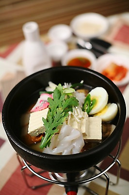 포토 JPG 그릇 접시 고추 반찬 사람없음 아웃포커스 계란 버섯 어묵 뚝배기 두부 팽이버섯 파 쑥갓 삶은계란 곤약 어묵탕 국내포토 식기 음식 채소 촬영기법 알 계란요리 탕 파일형식