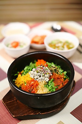 포토 JPG 그릇 접시 한식 음식 채소 젓가락 반찬 김치 수저 사람없음 아웃포커스 숟가락 뚝배기 국 비빔밥 날치알 돌솥비빔밥 국내포토 식기 촬영기법 알 파일형식