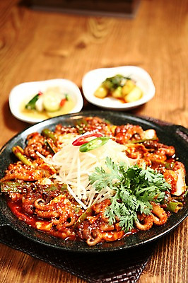 포토 JPG 그릇 접시 한식 음식 채소 고추 오이 사람없음 아웃포커스 해물요리 냄비 해산물 피클 쑥갓 낙지 낙지볶음 숙주나물 국내포토 식기 연체동물 촬영기법 수중동물 솥 나물 절임 파일형식