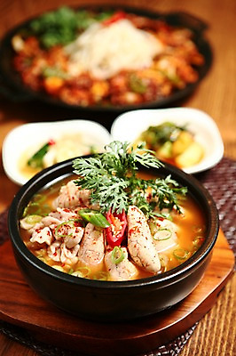 포토 JPG 그릇 접시 한식 채소 사람없음 아웃포커스 해물요리 해산물 뚝배기 쑥갓 생선알 알탕 국내포토 식기 음식 촬영기법 알 탕 파일형식