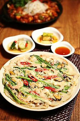 포토 JPG 그릇 접시 한식 음식 고추 오이 새우 사람없음 아웃포커스 피클 간장 홍합 부침개 파전 해물파전 국내포토 식기 채소 어패류 촬영기법 갑각류 양념 절임 파일형식