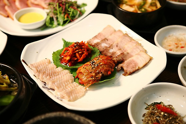 포토 JPG 그릇 접시 한식 반찬 김치 돼지고기 사람없음 아웃포커스 생선회 깻잎 멸치볶음 삼합 새우젓 수육 홍어 홍어회 홍탁삼합 국내포토 식기 음식 채소 촬영기법 육류 어류 회 볶음 젓갈 파일형식