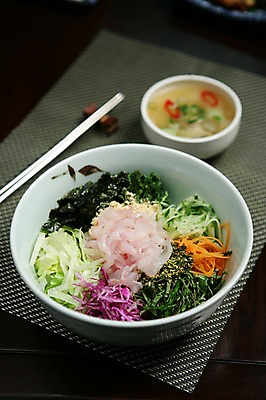 포토 JPG 그릇 음식 채소 젓가락 오이 어류 사람없음 아웃포커스 당근 초밥 회 대접 덮밥 양배추 국 깻잎 비빔밥 회덮밥 일본음식 국내포토 식기 한식 뿌리채소 촬영기법 수저 수중동물 파일형식