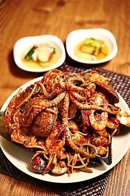 포토 JPG 그릇 접시 한식 음식 조개 새우 사람없음 아웃포커스 해물요리 양념 해산물 찜 피클 홍합 콩나물 낙지 해물찜 국내포토 식기 채소 어패류 연체동물 촬영기법 갑각류 수중동물 나물 절임 파일형식