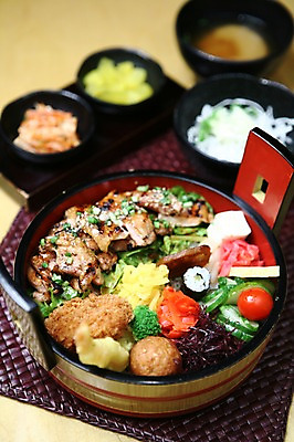 포토 JPG 그릇 접시 음식 채소 방울토마토 김치 오이 육류 사람없음 아웃포커스 튀김 돈가스 브로콜리 김밥 도시락 국 단무지 새우튀김 장국 일본음식 국내포토 식기 한식 토마토 식재료 새우 촬영기법 커틀릿 파일형식