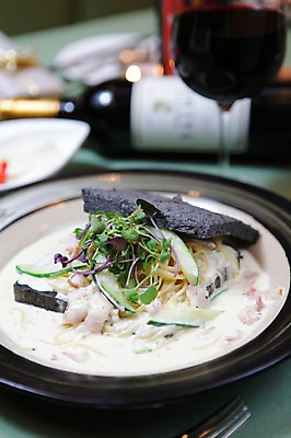 포토 JPG 그릇 접시 음식 포크 채소 와인잔 오이 잔 파스타 서양음식 스파게티 사람없음 아웃포커스 컵 와인 면류 면 와인병 크림스파게티 국내포토 식기 술잔 병_용기 주류 촬영기법 파일형식