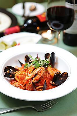 포토 JPG 그릇 접시 음식 포크 채소 와인잔 조개 잔 파스타 서양음식 스파게티 사람없음 아웃포커스 컵 와인 해물요리 꽃게 게 면류 면 해산물 와인병 피클 홍합 해물스파게티 홍합스파게티 국내포토 식기 술잔 병_용기 어패류 주류 촬영기법 갑각류 절임 파일형식