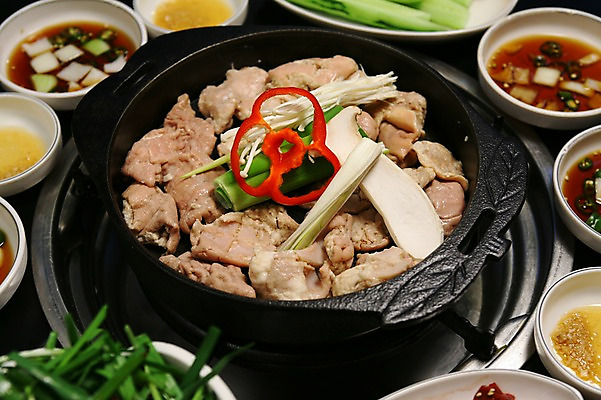 포토 JPG 그릇 접시 한식 음식 채소 피망 오이 육류 사람없음 버섯 가스레인지 냄비 팽이버섯 전골 부추 파 곱창 막창 기름장 국내포토 식기 식재료 가전제품 레인지 솥 파일형식