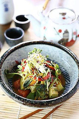 포토 JPG 그릇 음식 채소 젓가락 주전자 잔 사람없음 아웃포커스 컵 중식 대접 찻잔 볶음 두부 대나무발 무순 두부요리 국내포토 식기 주방용품 촬영기법 수저 새싹채소 파일형식