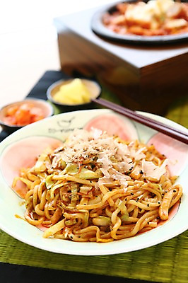 포토 JPG 그릇 접시 음식 젓가락 김치 사람없음 아웃포커스 면류 면 깍두기 볶음 단무지 우동 대나무발 가츠오부시 볶음면 볶음우동 일본음식 국내포토 식기 한식 식재료 촬영기법 수저 파일형식