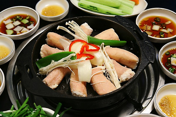 포토 JPG 그릇 접시 한식 음식 채소 양파 피망 오이 육류 사람없음 버섯 가스레인지 냄비 팽이버섯 전골 파 곱창 막창 기름장 국내포토 식기 식재료 가전제품 레인지 솥 파일형식