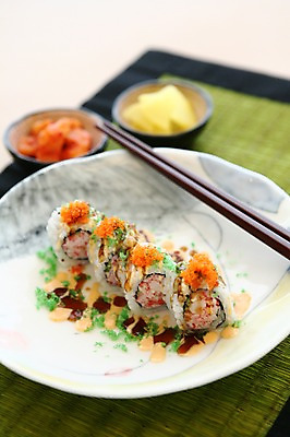 포토 JPG 그릇 접시 음식 젓가락 김치 사람없음 아웃포커스 초밥 깍두기 단무지 롤 대나무발 날치알 캘리포니아롤 일본음식 국내포토 식기 한식 촬영기법 수저 알 파일형식