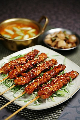 포토 JPG 그릇 접시 한식 음식 채소 육류 사람없음 아웃포커스 꼬치 냄비 구이 파 꼬치구이 양파초절임 국내포토 식기 식재료 촬영기법 솥 절임 파일형식