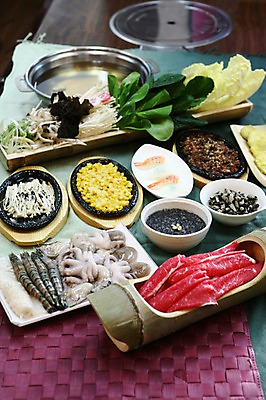 포토 JPG 그릇 접시 음식 채소 새우 육류 사람없음 버섯 초밥 소고기 해물요리 소라 냄비 해산물 배추 철판 청경채 고둥 죽 팽이버섯 낙지 샤브샤브 육수 대나무통 버섯구이 새우초밥 스키다시 콘샐러드 해물샤브샤브 일본음식 국내포토 식기 식재료 어패류 연체동물 갑각류 수중동물 샐러드 솥 구이 파일형식