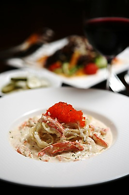 포토 JPG 그릇 접시 음식 와인잔 파스타 서양음식 스파게티 사람없음 아웃포커스 와인 면류 면 날치알 크림스파게티 국내포토 식기 술잔 주류 촬영기법 알 파일형식