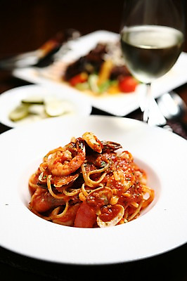 포토 JPG 그릇 접시 음식 와인잔 조개 새우 파스타 서양음식 스파게티 사람없음 아웃포커스 해물요리 면류 면 해산물 피클 해물스파게티 토마토스파게티 국내포토 식기 술잔 어패류 촬영기법 갑각류 절임 파일형식