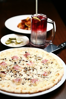 포토 JPG 그릇 접시 음료 음식 잔 피자 파스타 서양음식 스파게티 사람없음 아웃포커스 컵 피클 피자칼 국내포토 식기 주방용품 패스트푸드 촬영기법 절임 파일형식