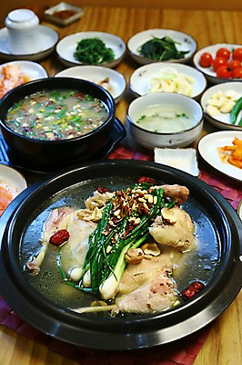 포토 JPG 그릇 접시 한식 음식 방울토마토 고추 반찬 여름음식 김치 마늘 육류 사람없음 아웃포커스 닭고기 닭 냄비 뚝배기 나물 대추 삼계탕 파 물김치 잣 백숙 제철음식 국내포토 식기 토마토 채소 식재료 조류 촬영기법 견과류 솥 보양식 제철 파일형식 여름_계절