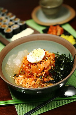 포토 JPG 한식 음식 김치 잔 사람없음 계란 얼음 면류 면 고명 김 무 국수 김밥 단무지 삶은계란 김가루 김치말이국수 비빔국수 국내포토 자연요소 식기 뿌리채소 알 해조류 김_해조류 계란요리 가루 파일형식