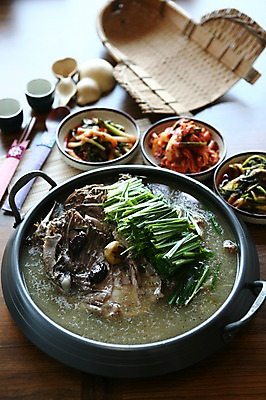 포토 JPG 그릇 접시 한식 음식 채소 술잔 젓가락 반찬 김치 사람없음 아웃포커스 숟가락 닭고기 냄비 탕 키_도구 부추 백숙 옻닭 표주박 국내포토 식기 잔 촬영기법 수저 육류 도구 솥 박 파일형식