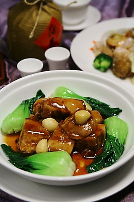 포토 JPG 그릇 접시 채소 술잔 술병 마늘 돼지고기 사람없음 아웃포커스 중식 찜 청경채 고기요리 삼겹찜 국내포토 식기 음식 병_용기 잔 주류 촬영기법 육류 파일형식