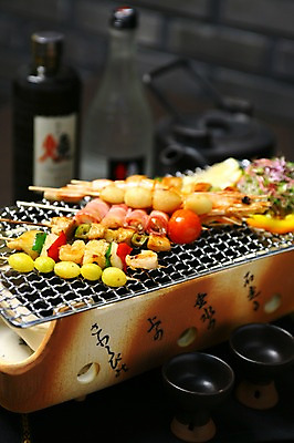 포토 JPG 음식 채소 술잔 방울토마토 술병 잔 새우 육류 사람없음 아웃포커스 컵 꼬치 그릴 병 구이 안주 불판 꼬치구이 일본음식 은행열매 국내포토 식기 열매 토마토 식재료 주방용품 병_용기 주류 촬영기법 갑각류 파일형식