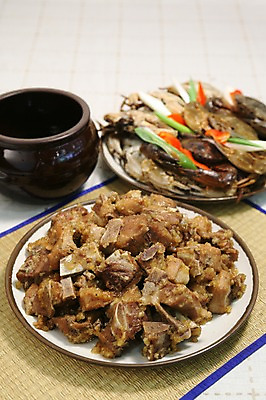 포토 JPG 그릇 접시 한식 채소 육류 사람없음 아웃포커스 항아리 흰배경 찜 갈비 파 갈비찜 간장게장 대나무돗자리 국내포토 식기 음식 백그라운드 식재료 촬영기법 흰색 도자기 돗자리 게장 파일형식